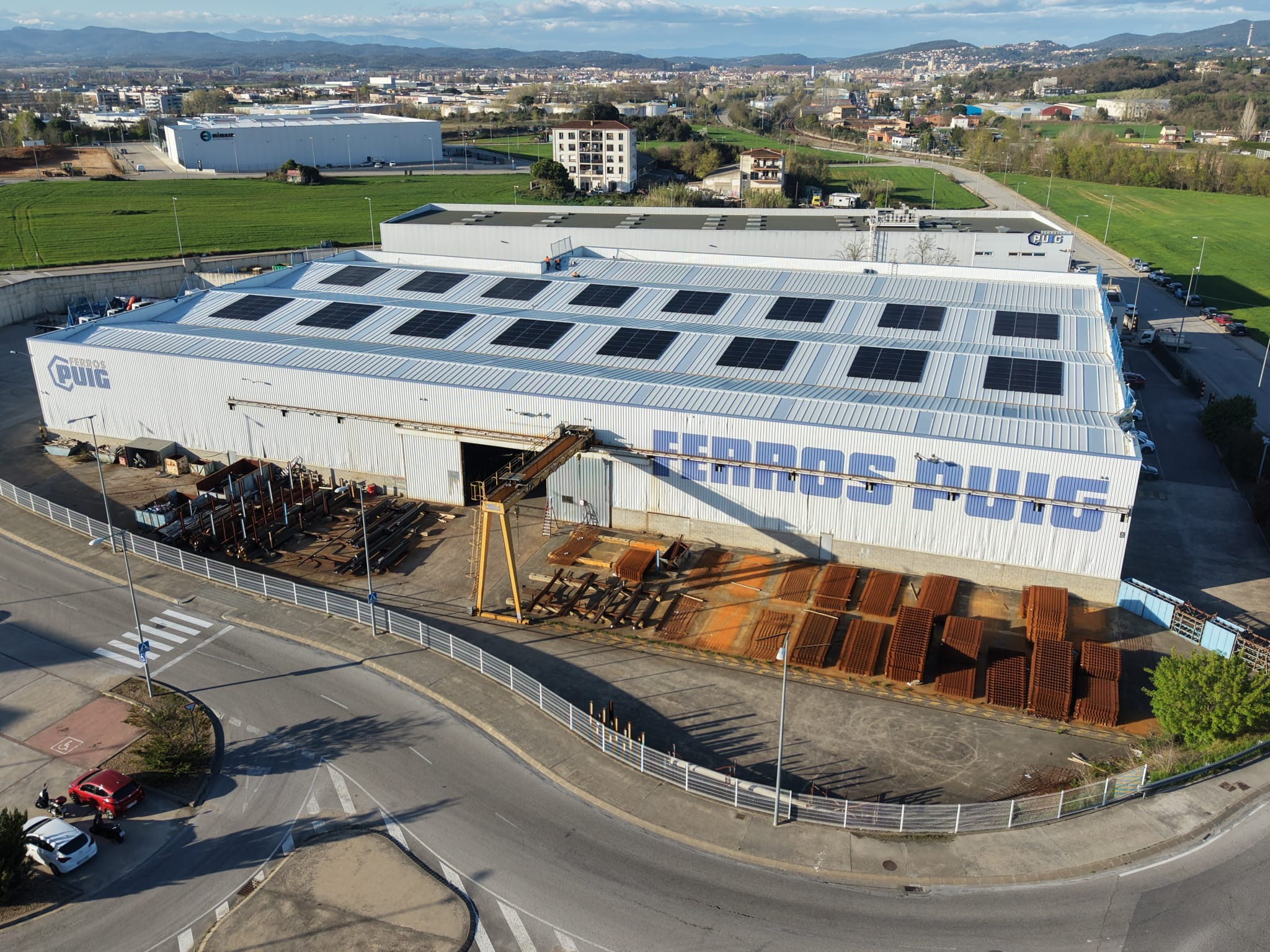 Vista aérea de instalación fotovoltaica industrial realizada por Solar Design