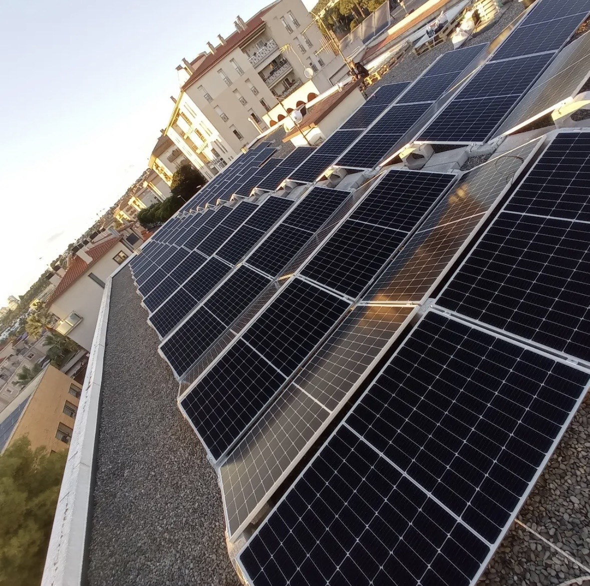 Instalación fotovoltaica sobre cubierta plana